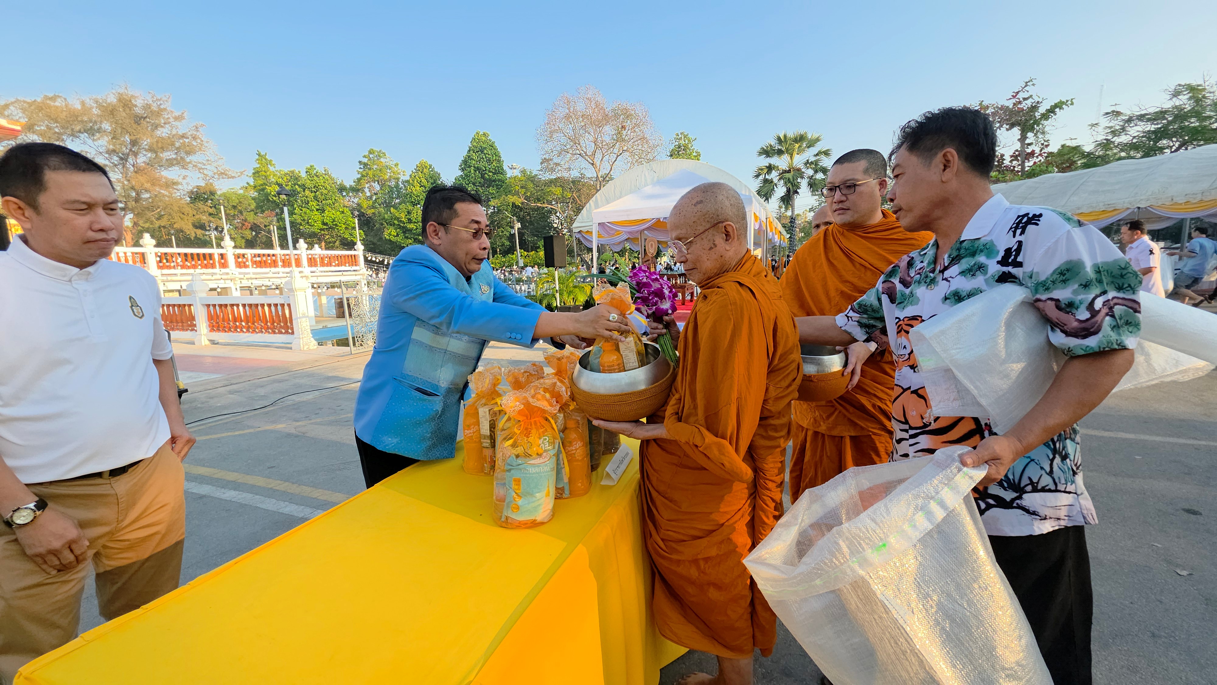 ผู้ว่าฯ ระยอง นำประชาชนทำบุญตักบาตรพระสงฆ์ เนื่องในวันปีใหม่ 2569 เพื่อความเป็นสิริมงคล